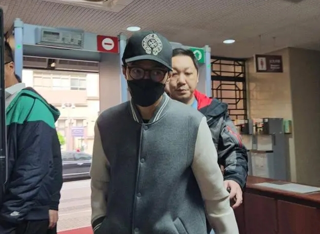 卷入精舍杀人案被传唤出庭 李威惊揭已婚神秘妻曝光