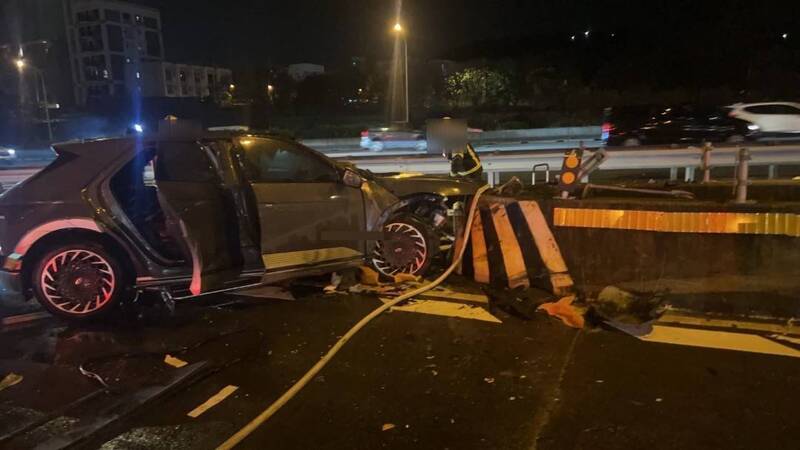 台湾休息站电动车自撞酿4死4伤