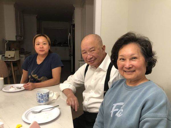 吴宇森劫后带小狗返家 太太误吸毒灰感不适