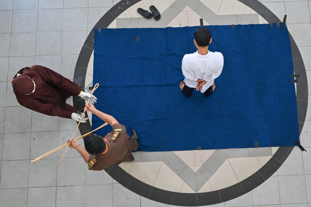 因参与网络赌博 4名印尼男子遭公开鞭刑