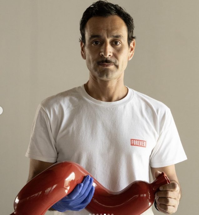 墨西哥艺术家办个展讽刺当代生活 “人类不反思跟香肠无区别”