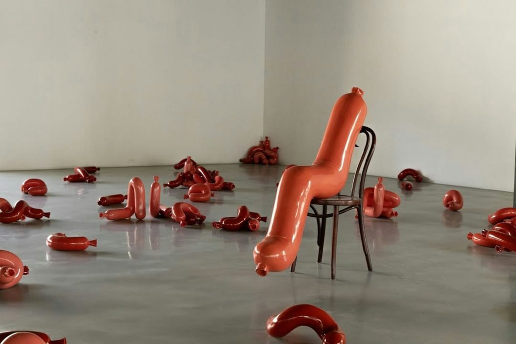 墨西哥艺术家办个展讽刺当代生活 “人类不反思跟香肠无区别”