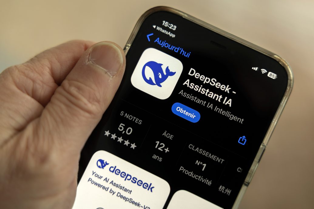 夜报封面副文******封面副文∕中国DeepSeek来势汹汹 美科企忧红色威胁