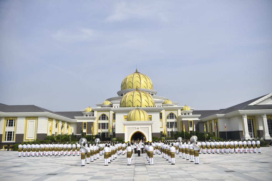 夜报封面/王宫提醒尊重联邦宪法  特赦须囚犯提交申请