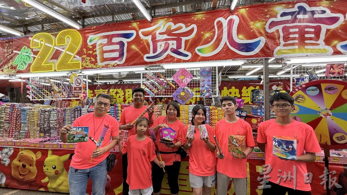 大都会封面/烟花摊商跟上电子潮流 产品附二维码供消费者观看产品效果 提升安全意识