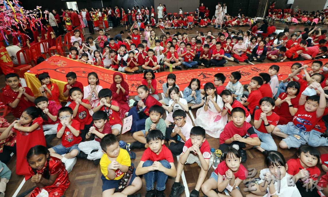 大都会封面/近500班A学生以“蛇”形体拼2025庆蛇年!