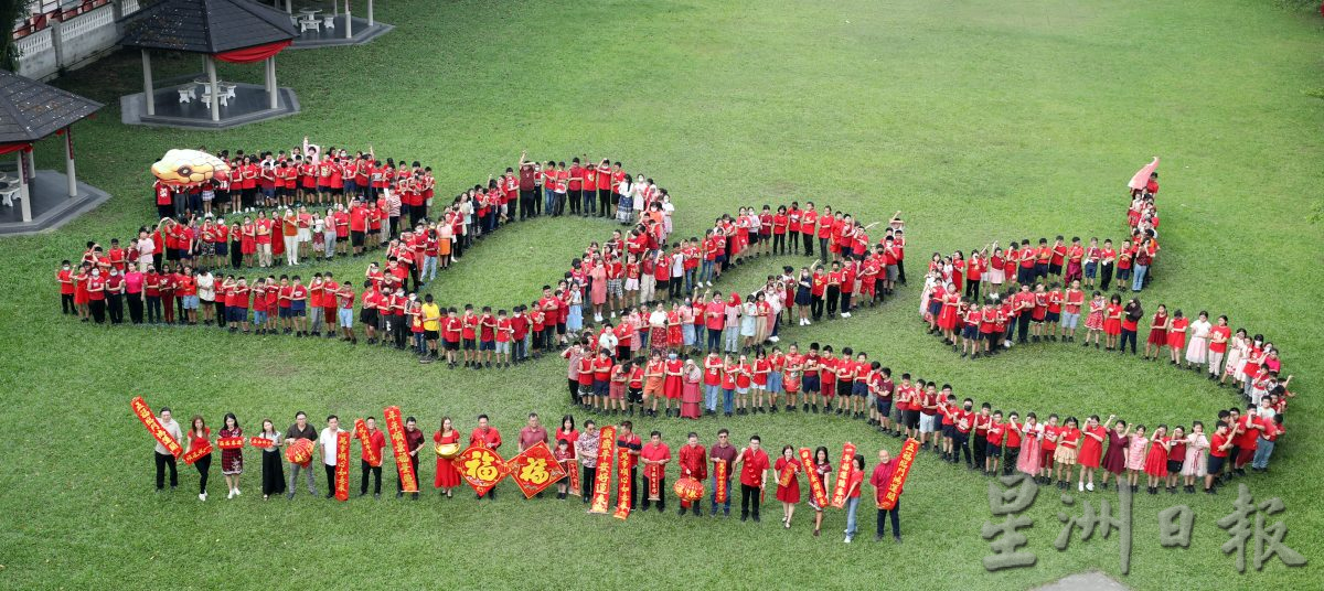 大都会封面/近500班A学生以“蛇”形体拼2025庆蛇年!