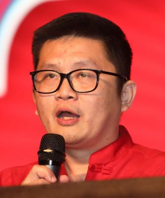 大都会封面/近500班A学生以“蛇”形体拼2025庆蛇年!