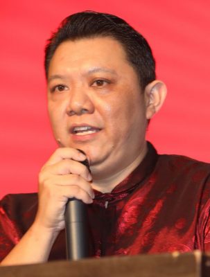 大都会封面/近500班A学生以“蛇”形体拼2025庆蛇年!