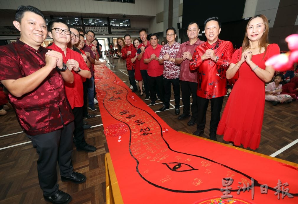大都会封面/近500班A学生以“蛇”形体拼2025庆蛇年!