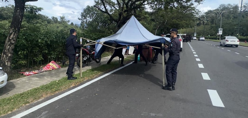 大都会:路边摆档3非法小贩被取缔/3图