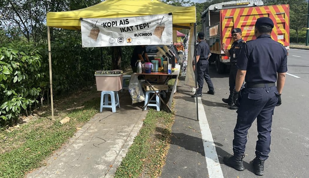 大都会:路边摆档3非法小贩被取缔/3图