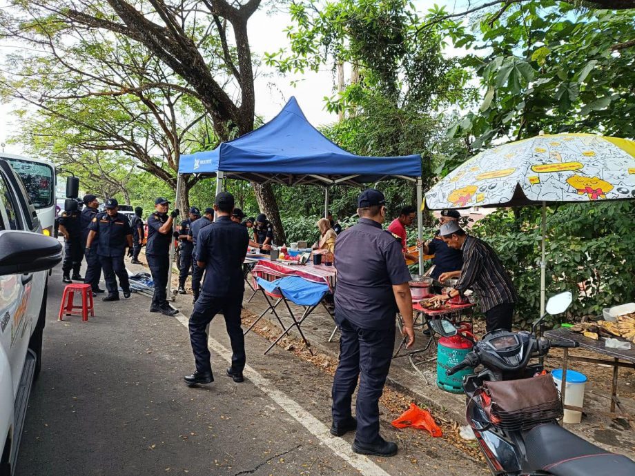 大都会:路边摆档3非法小贩被取缔/3图