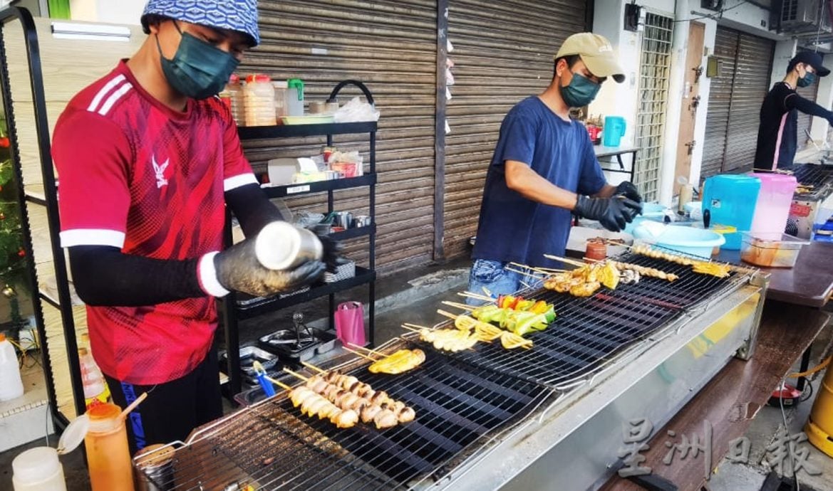 大霹雳封底主文／【人气美食】／锅然开味店面不起眼 特制烧烤成“潮食”热点