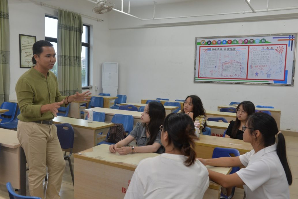 大马人在中国)从马来西亚到海南教书:培养超2000名外语类学生