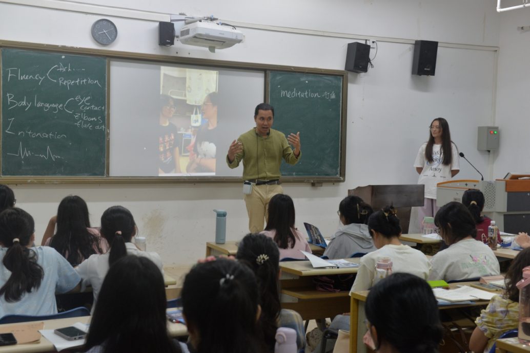 大马人在中国)从马来西亚到海南教书:培养超2000名外语类学生