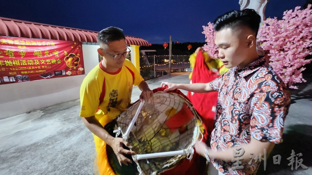 大马青运龙狮体育会开源节流 团员初试亲制“金蛇迎春”瑞狮