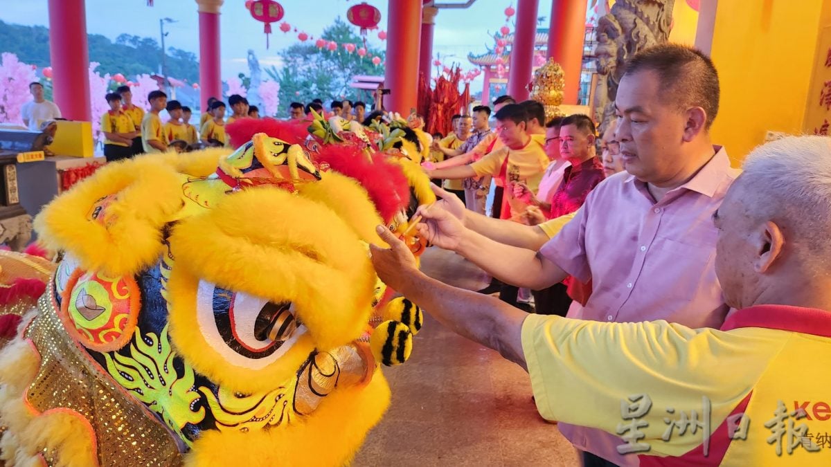 大马青运龙狮体育会开源节流 团员初试亲制“金蛇迎春”瑞狮