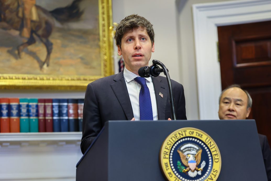 天下事 特朗普推动5000亿美元AI投资计划 遭马斯克质疑