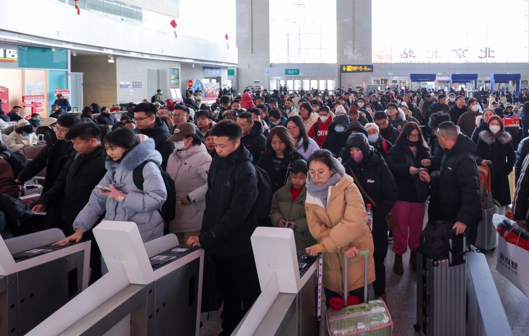 天下事 老人去城市过节 “反向春运”成新潮流