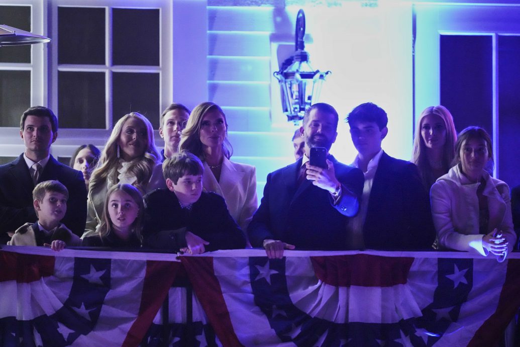 天下事)特朗普承诺上台要做的事:贸易战、文化战和反移民