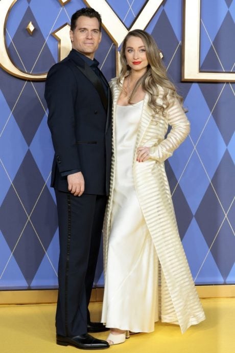 女友推婴儿车散步 亨利卡维尔升格当“超人爸”