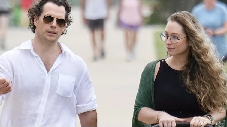 女友推婴儿车散步 亨利卡维尔升格当“超人爸”