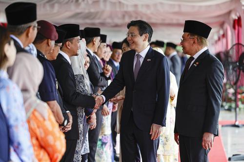 安华设午宴款待 黄循财弹吉他秀音乐才华