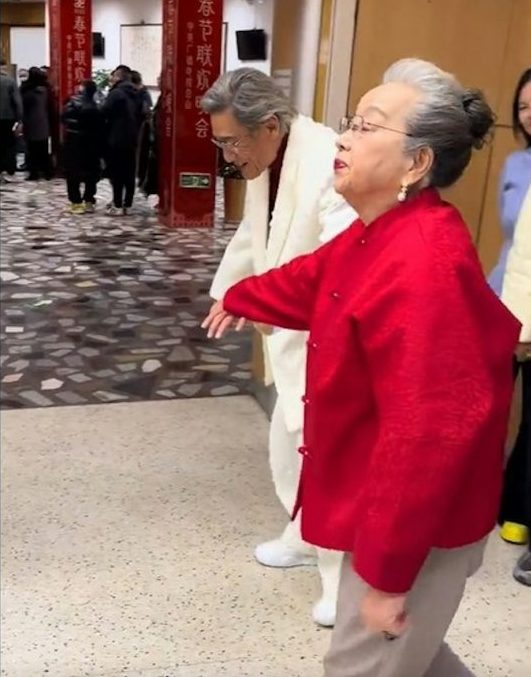 容嬷嬷霸气亮相春晚 梁家辉化身太监弯腰恭迎