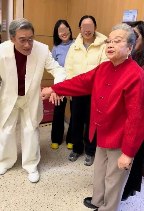 容嬷嬷霸气亮相春晚 梁家辉化身太监弯腰恭迎