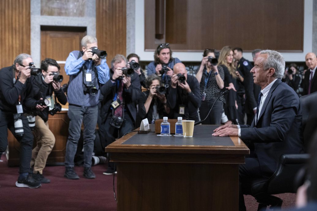小罗伯特卫生部长听证会──舌战民主党议员 堂妹:搅拌鸡鼠喂鹰 他是“掠夺者”