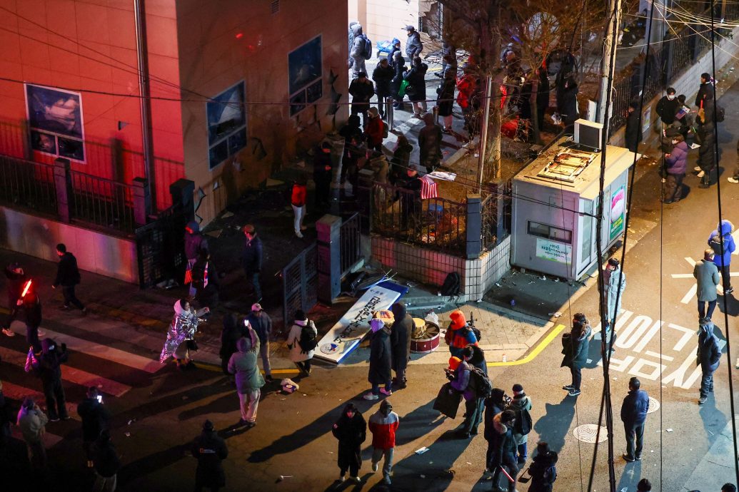 尹锡悦涉嫌内乱罪被正式逮捕 支持者冲击法院86人被捕