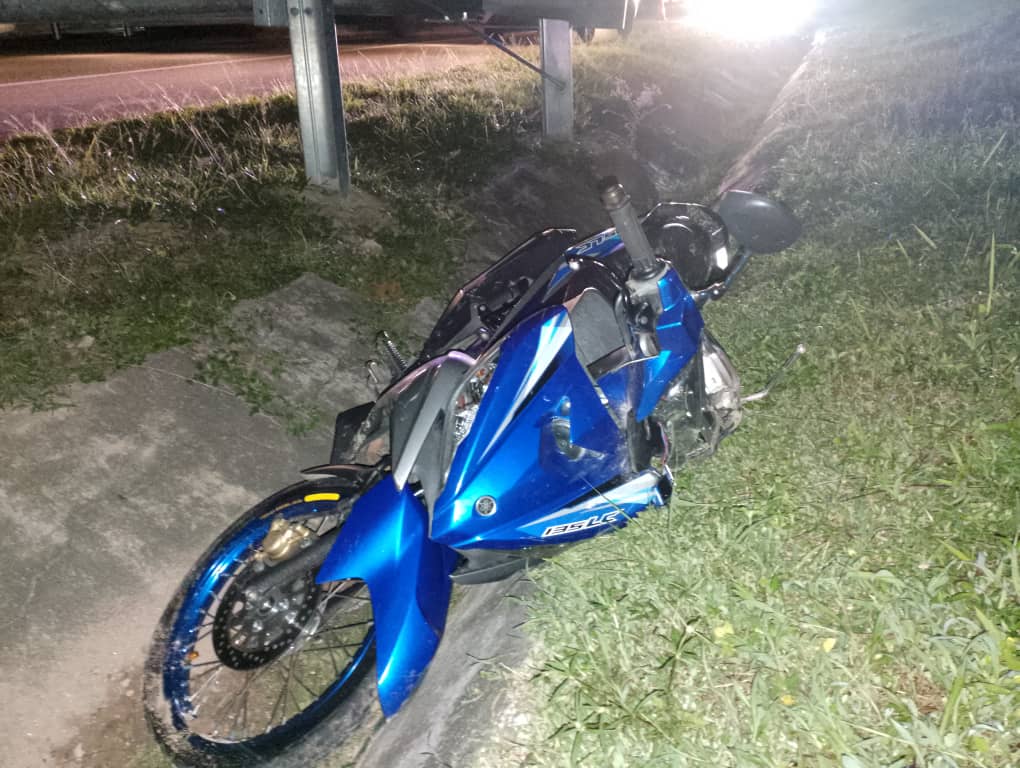 已签发 柔: 摩托车失控坠沟,28岁男骑士毙命