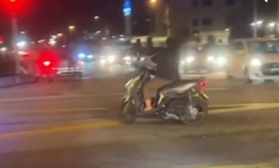 **已签发**柔:妇女骑摩托车在路口兜圈,上演闹剧险象环生