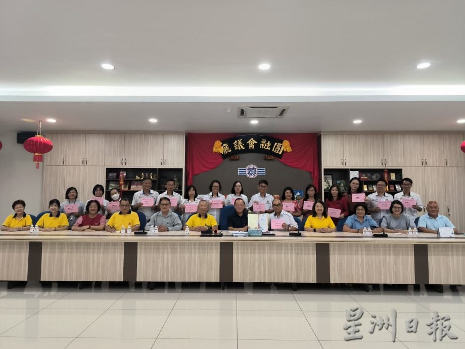 **已签发**柔:教部推动强制完成中学教育,陈益昇:远见之举