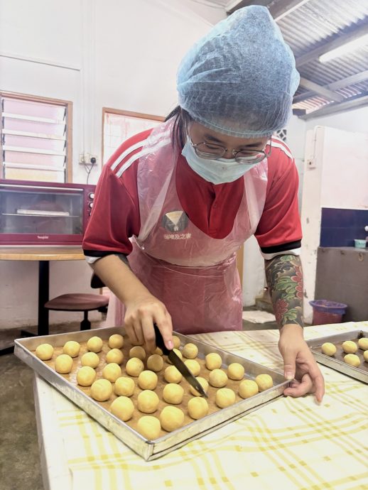 **已签发**柔:第三头条:无材料赞助又市场淡静,“出埃及之家”售年饼活动更挑战