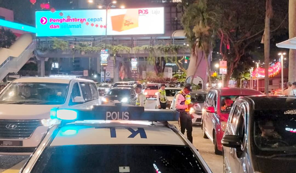 KLCC一带常违停引交通阻塞·市交警执法开63罚单