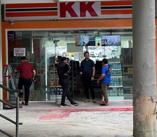 已签/马大KK Mart被泼红漆|马大：严厉对付肇事者 确保不再发生