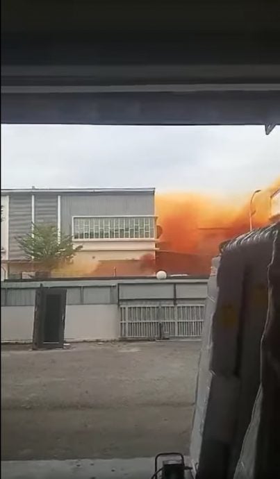 巴生加埔化学工厂爆炸|黄烟弥漫至眼睛不适·消拯局控制现场 待环境局到场检测
