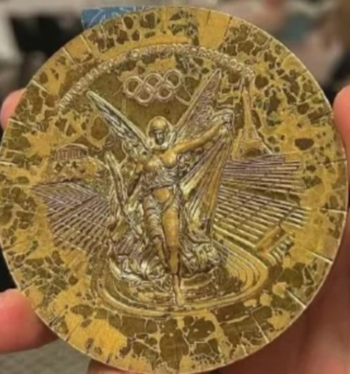 巴黎奥运奖牌掉色 逾百名选手退还更换