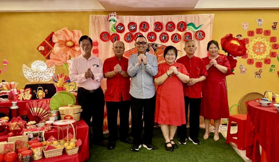 师长学生布置校园 培英变新春打卡点