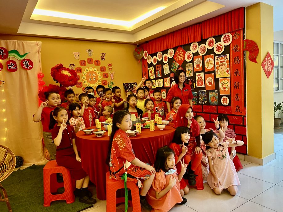 师长学生布置校园 培英变新春打卡点