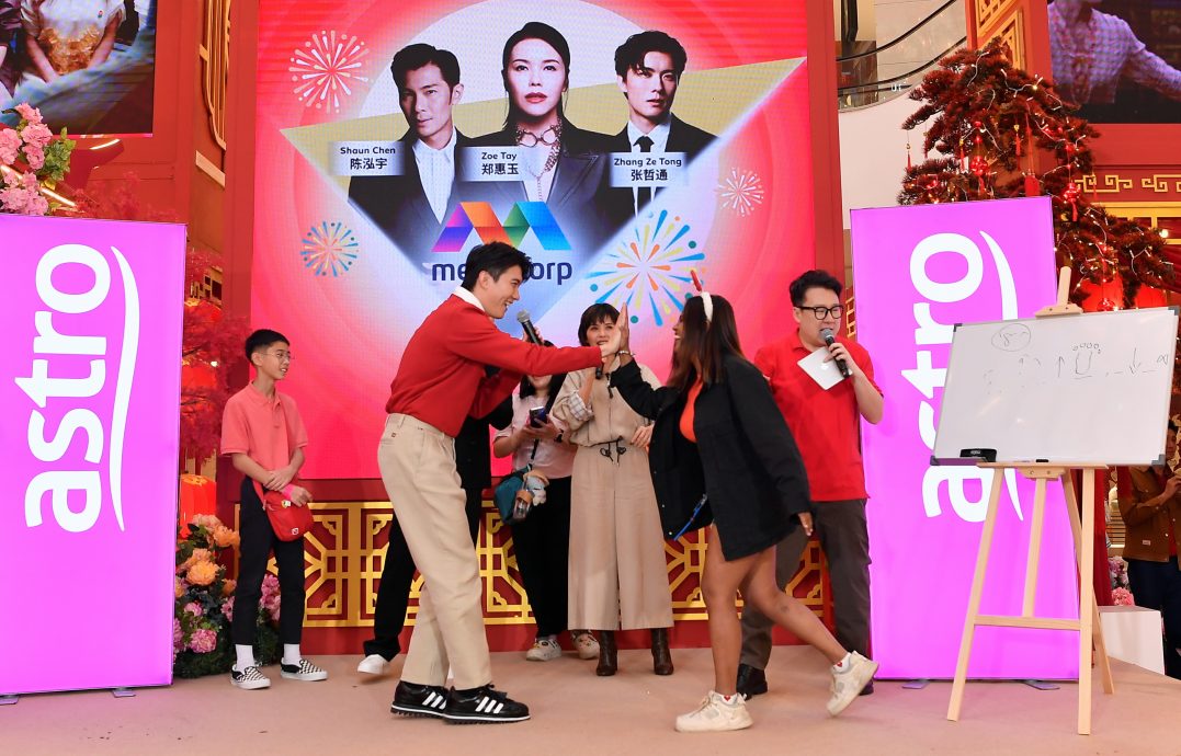 开老爷车上斜坡突没力 张哲通动用工作人员推车