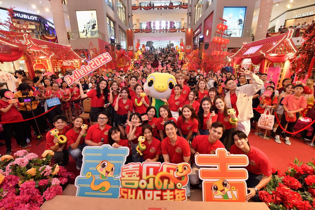 开老爷车上斜坡突没力 张哲通动用工作人员推车