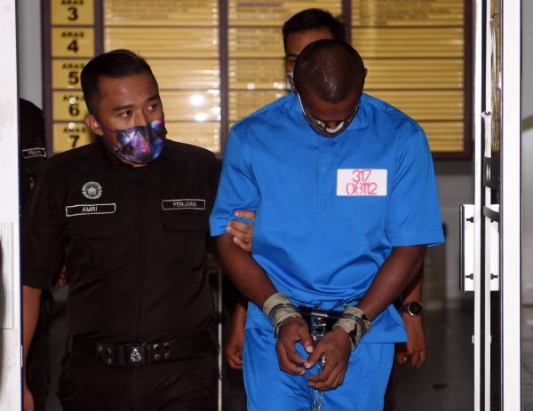 强奸、鸡奸和谋杀85岁老妇失业男逃过死劫/改判监禁40年12鞭