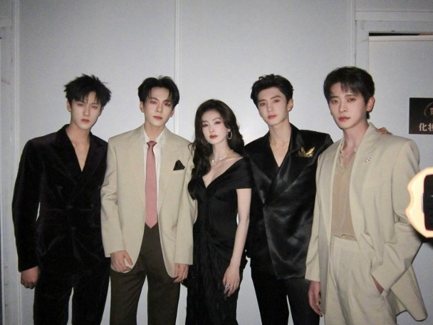 戴情侣戒腿贴腿暧昧互动 白鹿敖瑞鹏直播泄“蜜”	