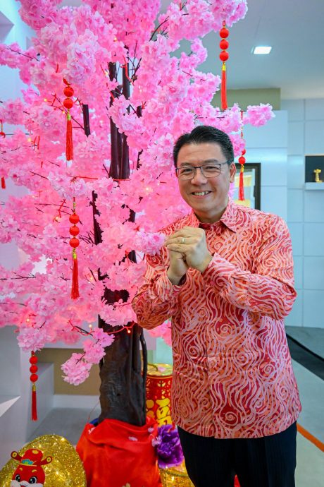 房地部大楼换新年装饰喜迎新春 倪可敏率多元种族团队贺年