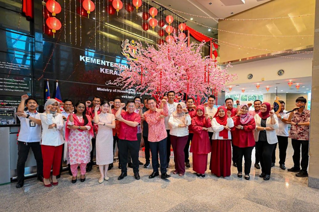 房地部大楼换新年装饰喜迎新春 倪可敏率多元种族团队贺年