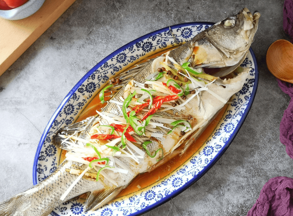 拚图两图)「年年有余」累医生除夕夜忙到手软