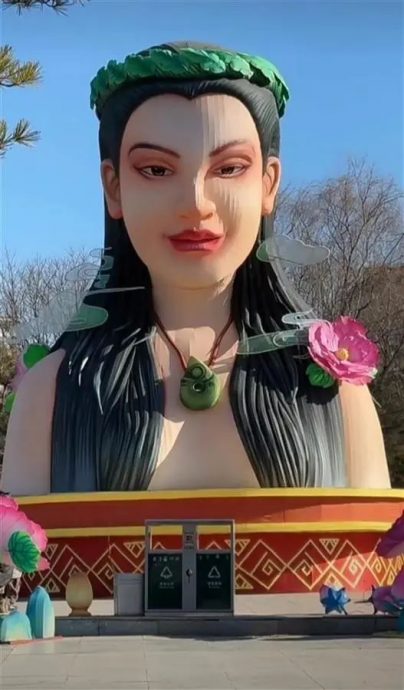拚图两图)辽宁女神形象花灯被吐槽 文旅局:还原度更高
